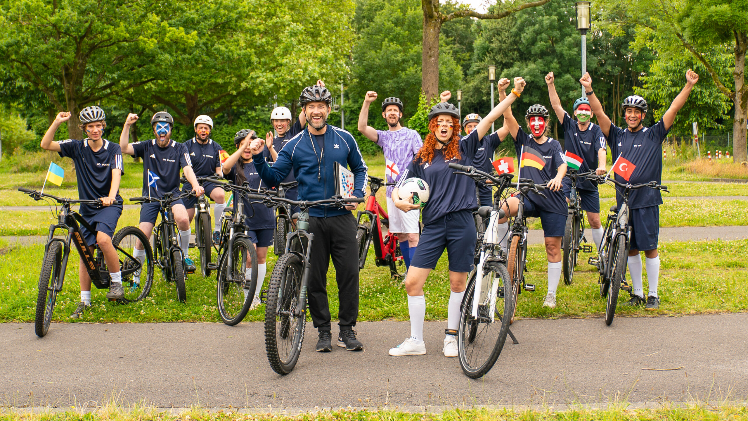 Ein Treffen von Radfahrern bei einem Festival oder einer anderen Freiluftveranstaltung.